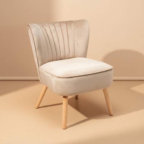 Poltroncina in velluto su sfondo neutro corretto