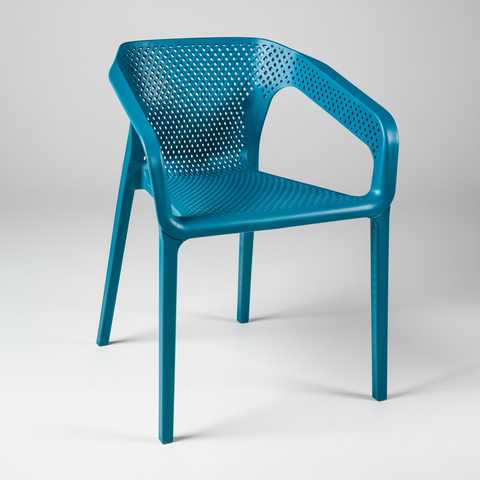 Poltroncina plastica turchese su sfondo grigio