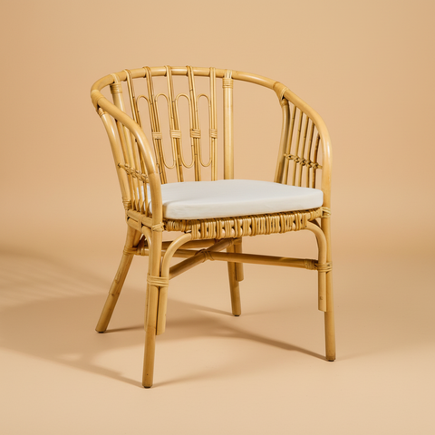 Poltroncina rattan naturale cuscino bianco sfondo beige