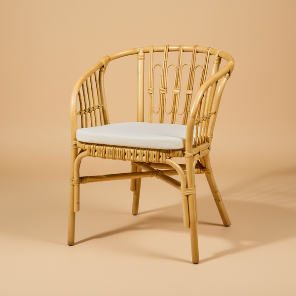 Poltroncina rattan naturale cuscino bianco sfondo beige