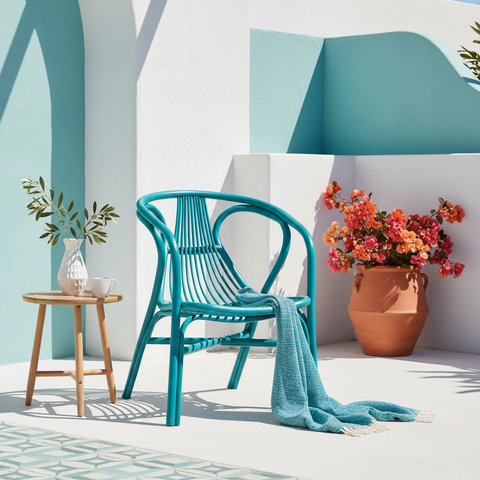 Poltroncina rattan turchese in terrazza mediterranea