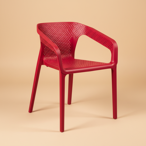 Poltroncina rossa su sfondo beige