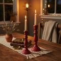 Portacandele in legno rosso in ambiente lifestyle
