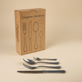 Posate argento 4 pezzi su sfondo beige