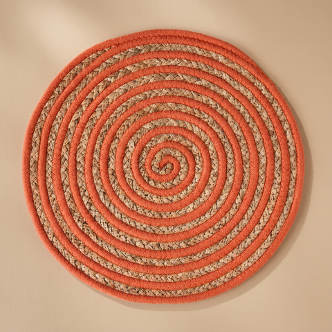 Prodotto rotondo arancione su sfondo beige caldo con ombra morbida