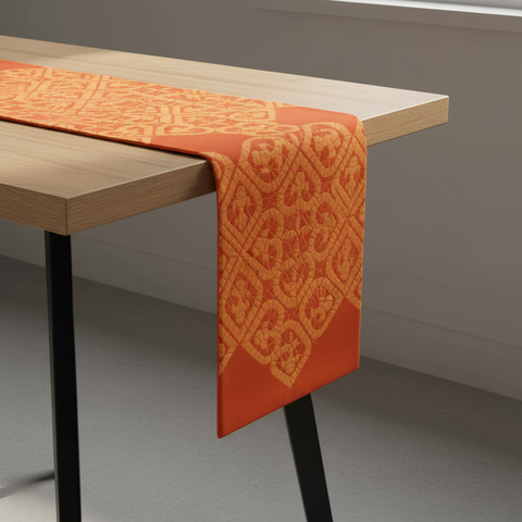 Runner arancione con pattern geometrico dorato vista angolare