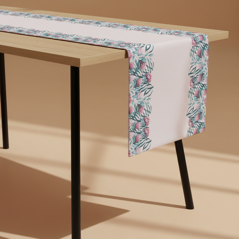 Runner protea rosa su sfondo beige