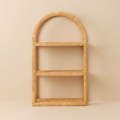 Scaffale rattan naturale arco sfondo neutro