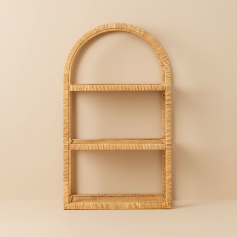 Scaffale rattan naturale arco sfondo neutro