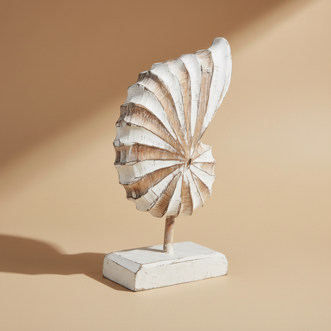 Scultura Shell su sfondo neutro