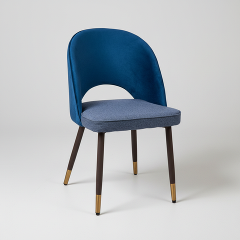 Sedia Alessandra blu su sfondo neutro