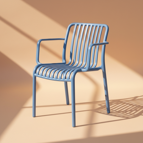 Sedia alluminio azzurra su sfondo beige