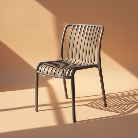 Sedia alluminio grigia su sfondo beige