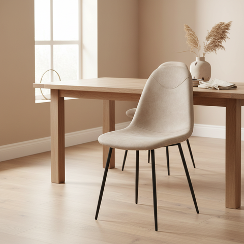 Sedia beige in sala da pranzo moderna