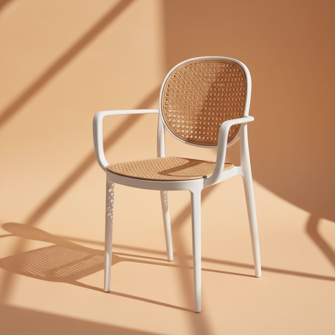 Sedia bianca con paglia di Vienna su sfondo beige