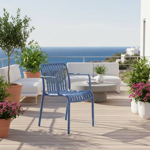 Sedia blu in ambiente outdoor