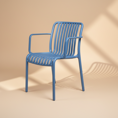 Sedia blu su sfondo beige