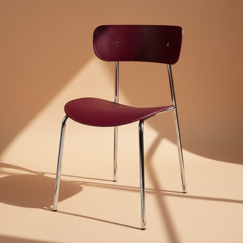 Sedia bordeaux su sfondo beige