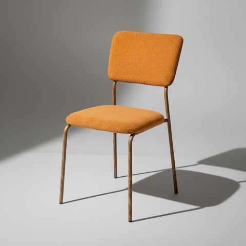 Sedia bouclé arancio sfondo grigio