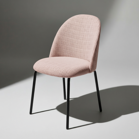 Sedia bouclé rosa antico - sfondo grigio neutro