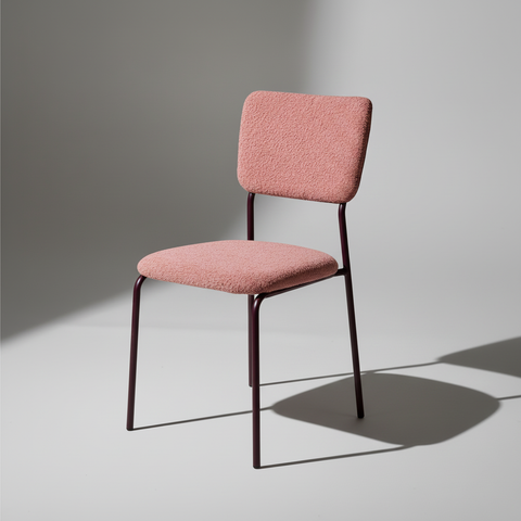 Sedia bouclé rosa sfondo grigio