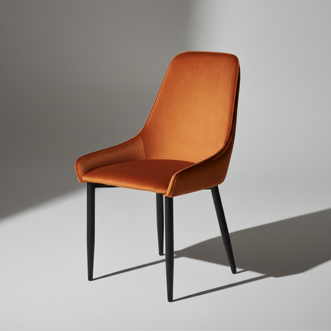 Sedia caramello verso sinistra ombra dietro