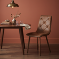 Sedia cognac trapuntata ambientata