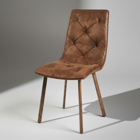 Sedia cognac trapuntata sfondo grigio ombre