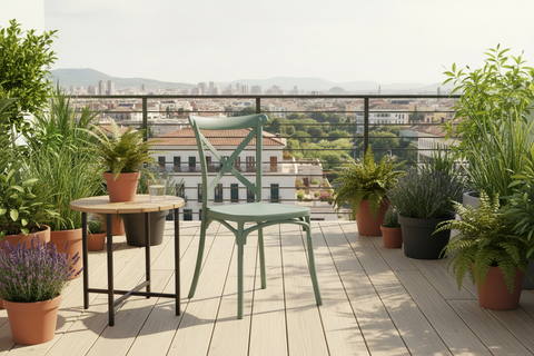 Sedia con tavolino su terrazzo