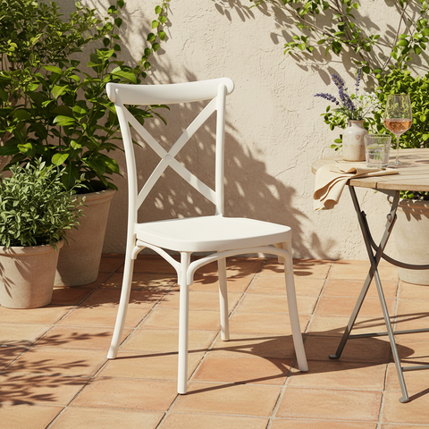 Sedia cross-back bianca ambientata outdoor