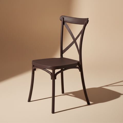Sedia cross-back marrone - sfondo beige esterno
