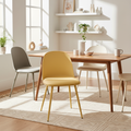 Sedia giallo pastello in ambiente living