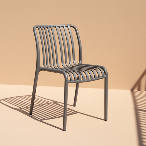 Sedia grigia metallo doghe curve sfondo beige