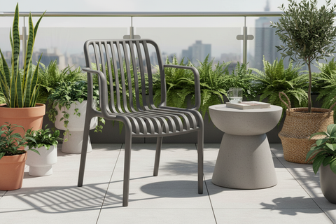 Sedia grigia su terrazza con tavolino e piante