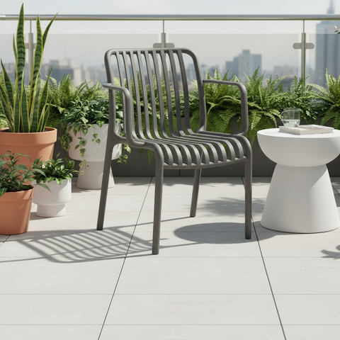 Sedia grigia su terrazza - formato quadrato