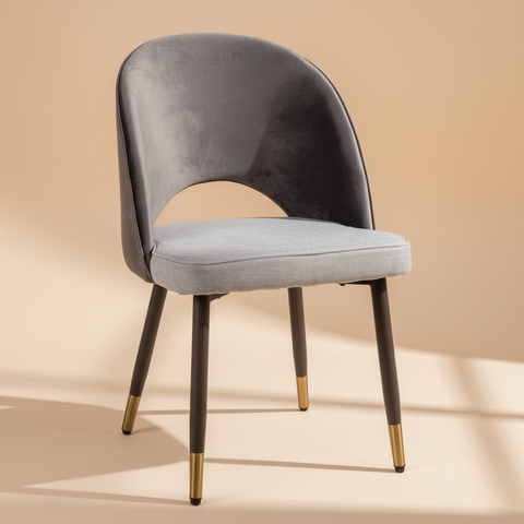 Sedia grigia velluto sfondo beige