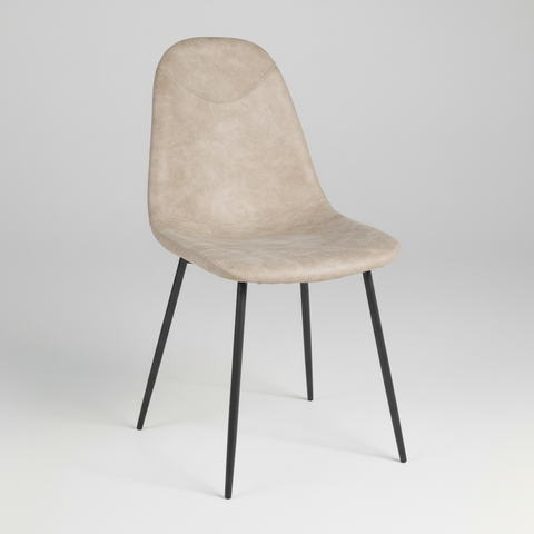 Sedia imbottita beige su sfondo grigio