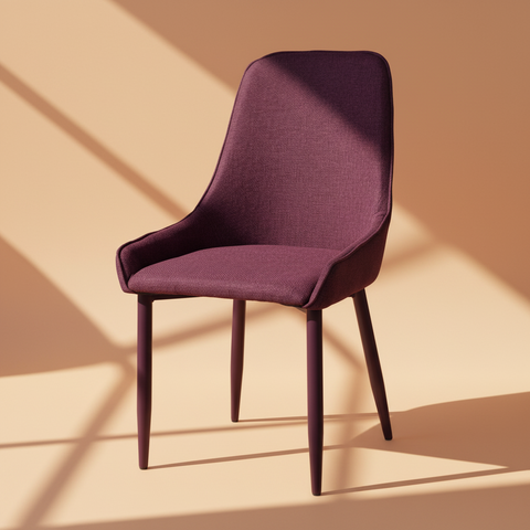 Sedia imbottita bordeaux su sfondo beige