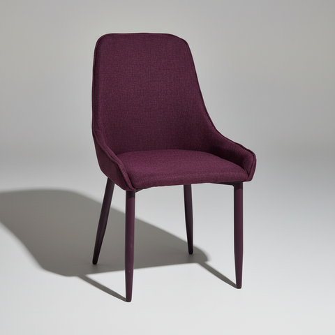 Sedia imbottita bordeaux su sfondo grigio