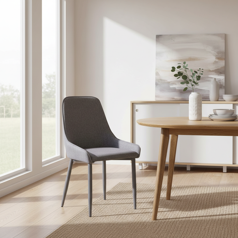 Sedia imbottita grigia in sala da pranzo