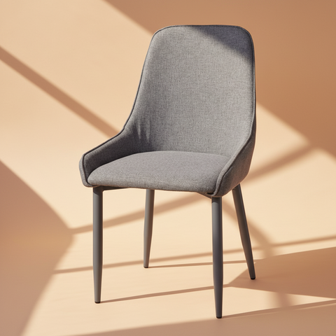 Sedia imbottita grigia su sfondo beige