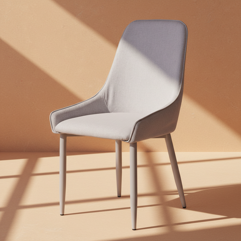 Sedia imbottita grigio chiaro su sfondo beige