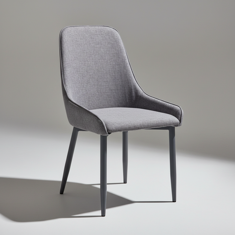 Sedia imbottita grigio medio su sfondo grigio