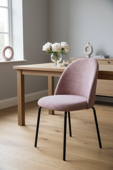 Sedia imbottita rosa ambientata