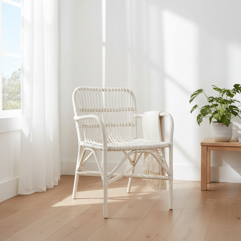 Sedia in rattan bianco in ambiente lifestyle