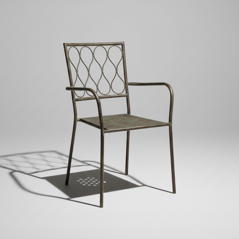 Sedia metallo verde-grigio anticato su sfondo grigio