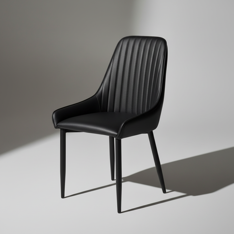 Sedia nera voltata verso sinistra