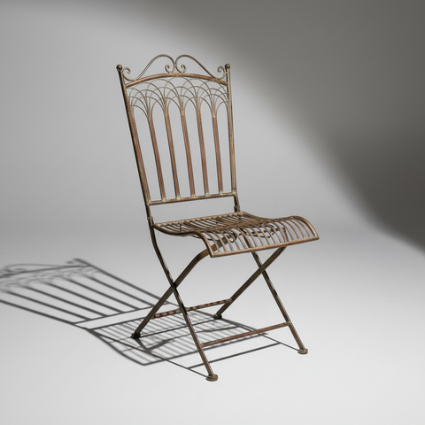 Sedia pieghevole metallo bronzo anticato su sfondo grigio
