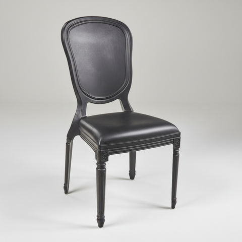 Sedia plastica nera barocca su sfondo grigio