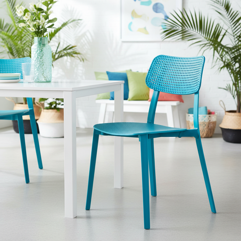 Sedia plastica turchese traforata completa ambientata